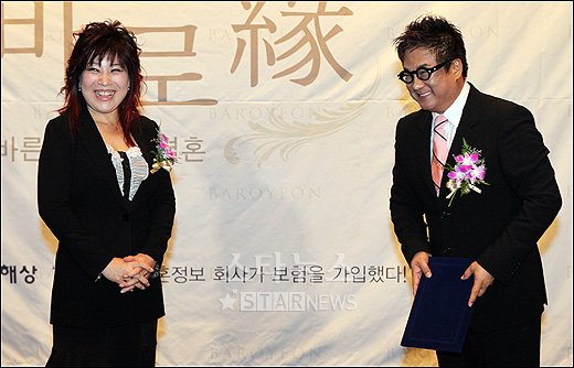 [★포토]임명장 주고 받는 노사연-이무송 부부 '쑥스럽네'