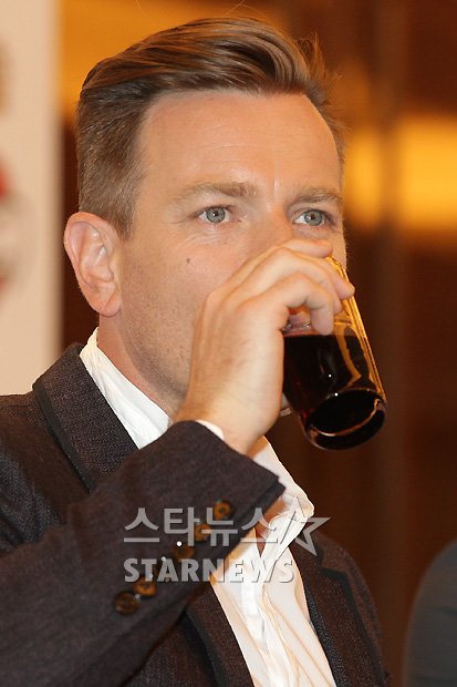 [★포토]이완 맥그리거, '콜라가 좋아!'