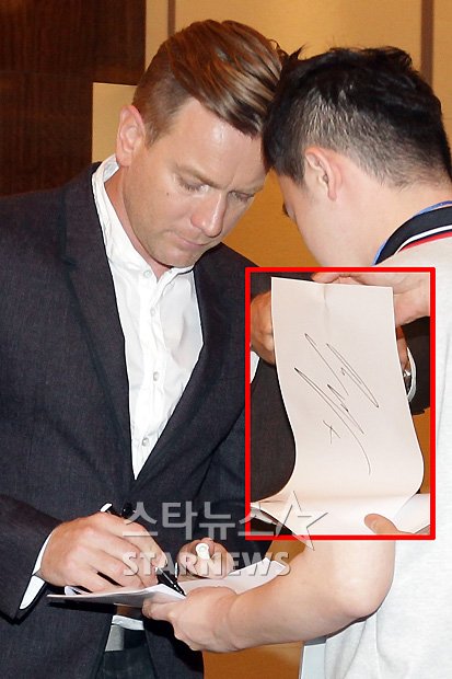 [★포토]이완 맥그리거의 간결한 사인!