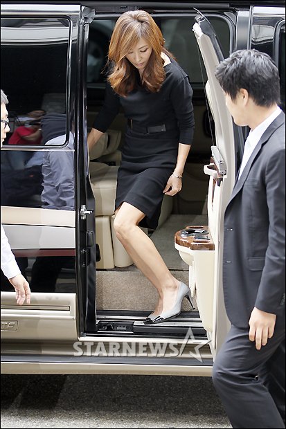 [★포토]조심조심 밴에서 내리는 이미숙