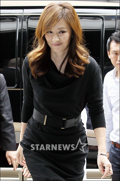 [★포토]이미숙 '여유있는 미소와 함께 출두'