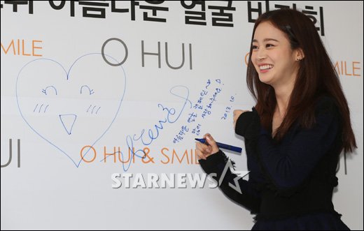 [★포토]김태희 '사인도 저만큼 예쁘죠?'