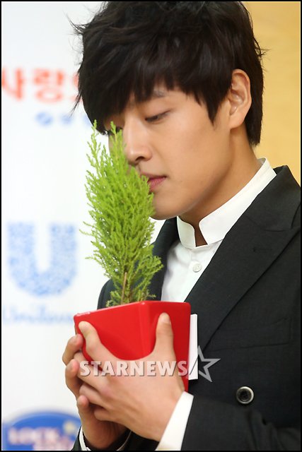 [★포토]강하늘, 예쁜화분을 느껴볼까