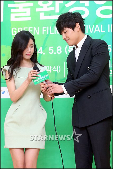 [★포토]김소은-강하늘, 마이크 주고 받는 손길