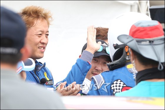 [★포토]정준하-하하, 멋진 노홍철의 레이싱에 감탄!