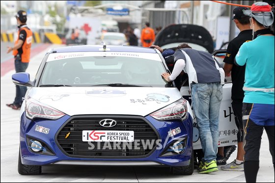 [★포토]유재석, 지금은 차량 점검 중!