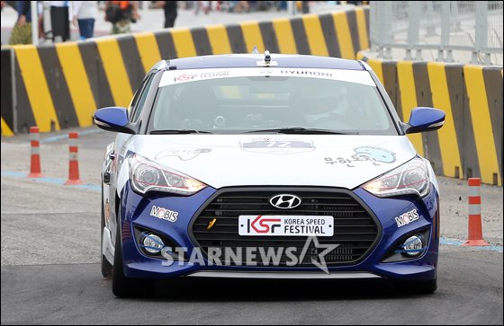 [★포토]유재석, 차량 이상에 비상등 깜빡!