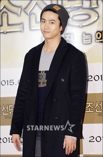 [★포토]택연, '오늘 패션 괜찮죠?'