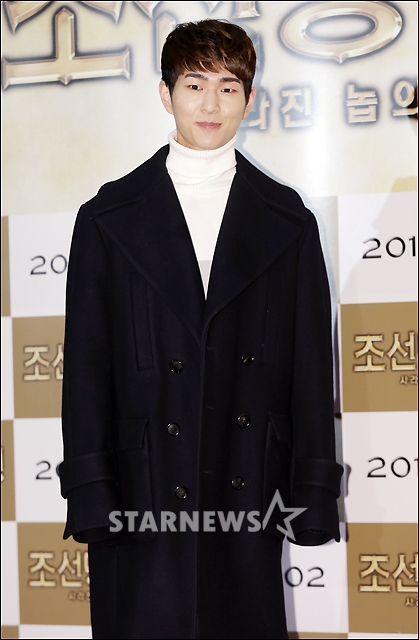 [★포토]온유, '코트가 너무 크죠?'