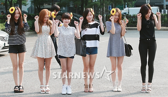 [★포토]티아라, '단체로 꽃 꽂고 깜찍하게'