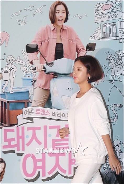 [★포토]황정음 '3년만에 개봉, 살짝 떨려요'