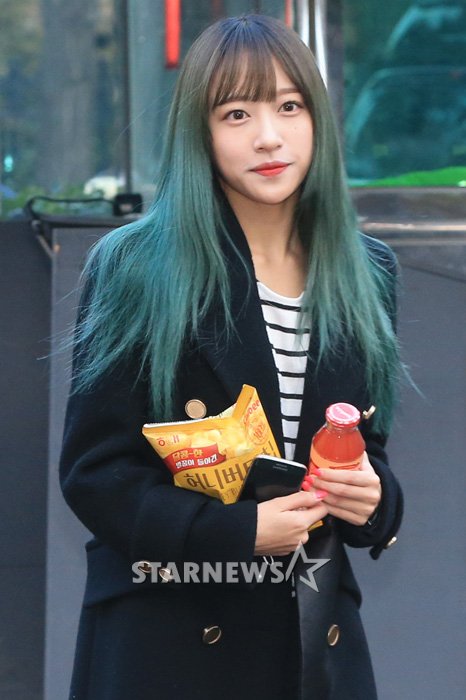 [★포토]하니, '간식 꼭 끌어안고'