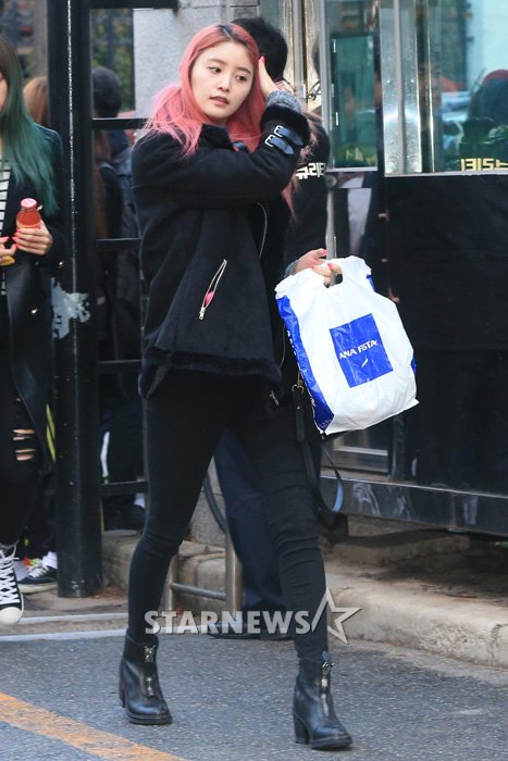 [★포토]정화, 핑크빛 머리 쓸어넘기며