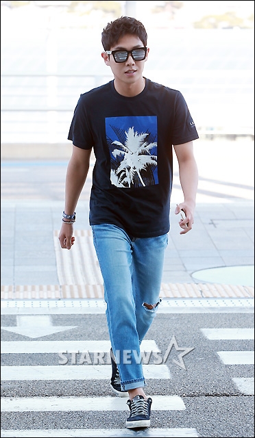 [★포토]이준, '청바지에 티셔츠 한 장이면 충분'