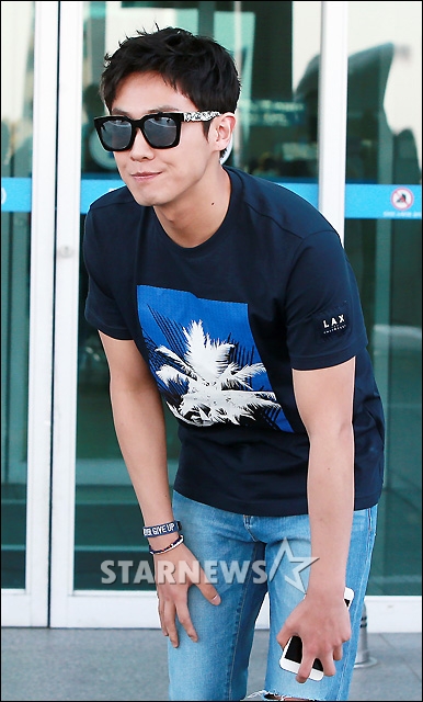 [★포토]이준, '인사도 예의 바르게'