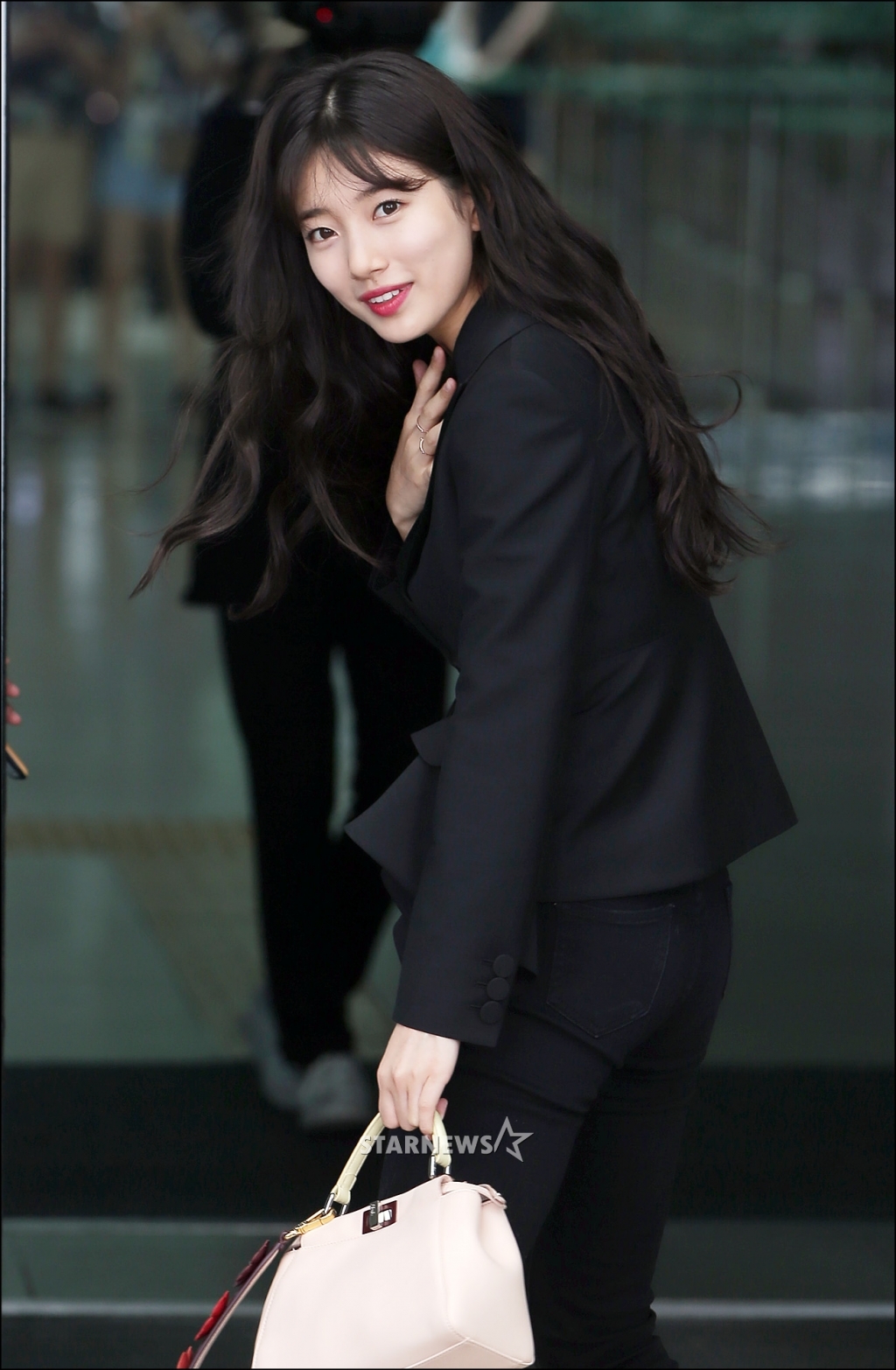 [★포토]'인사성까지 바른' 수지