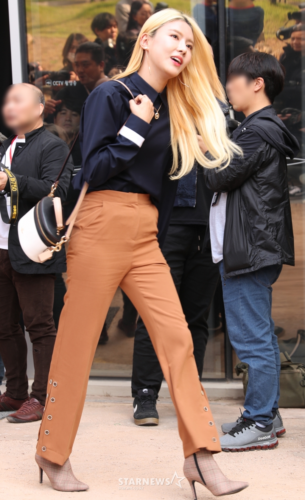 [★포토]나영, '금발머리 찰랑이며 등장'