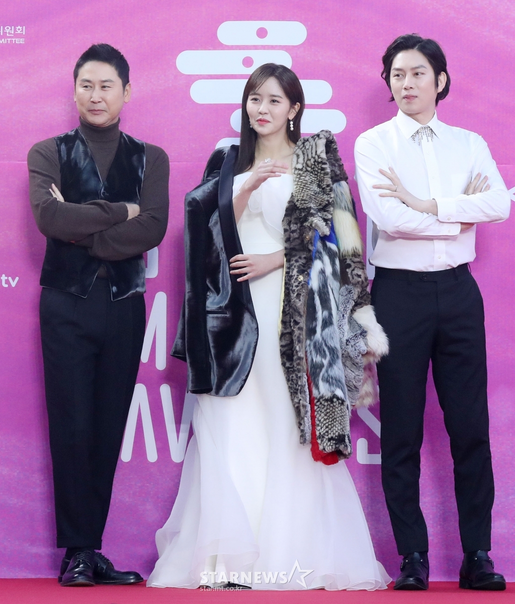 [★포토]신동엽-김희철, 김소현 위해 기꺼이 탈의