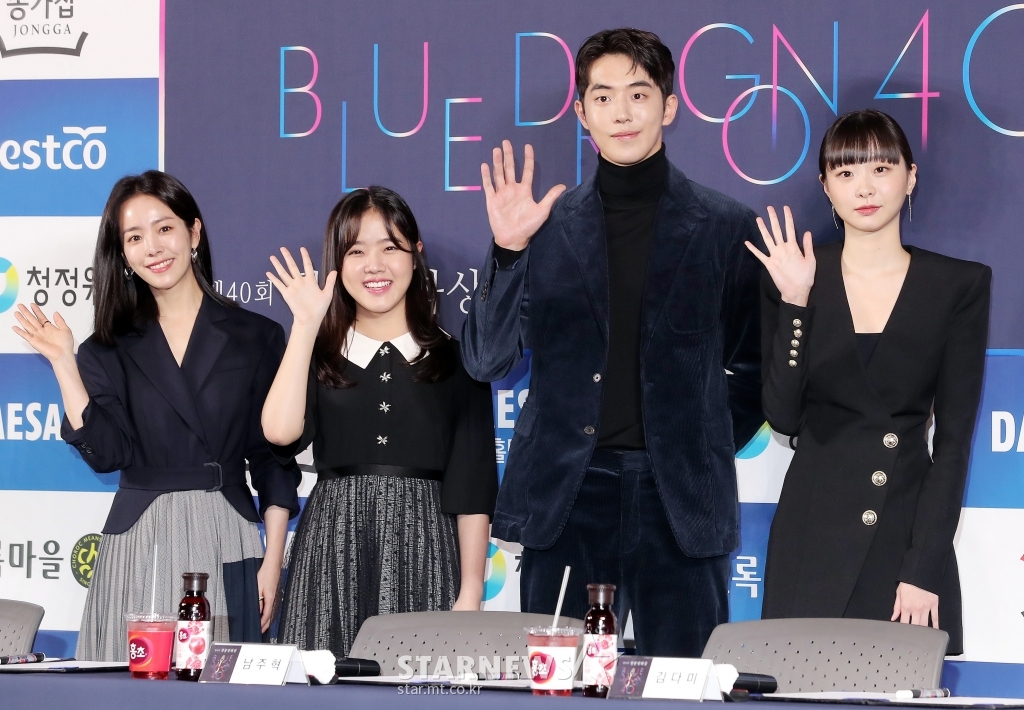 [★포토]한지민-김향기-남주혁-김다미 '손 예쁘죠?'