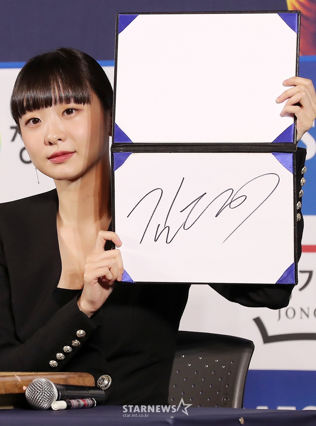 [★포토]김다미 '사인도 예쁘죠?'