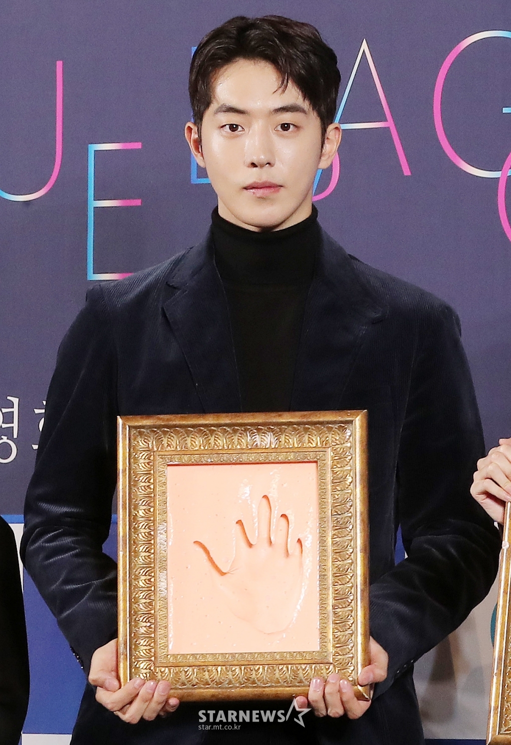 [★포토]핸드프린팅 들고 포즈 취하는 남주혁