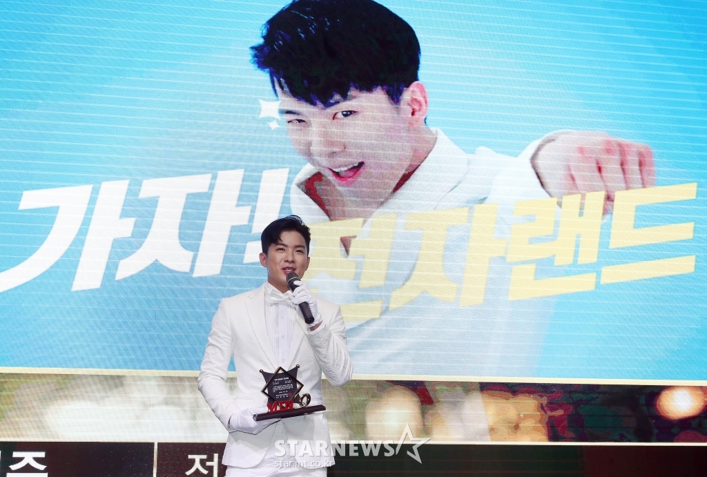 나태주 &amp;#39;CF스타 신인상 받았어요&amp;#39;[★포토]