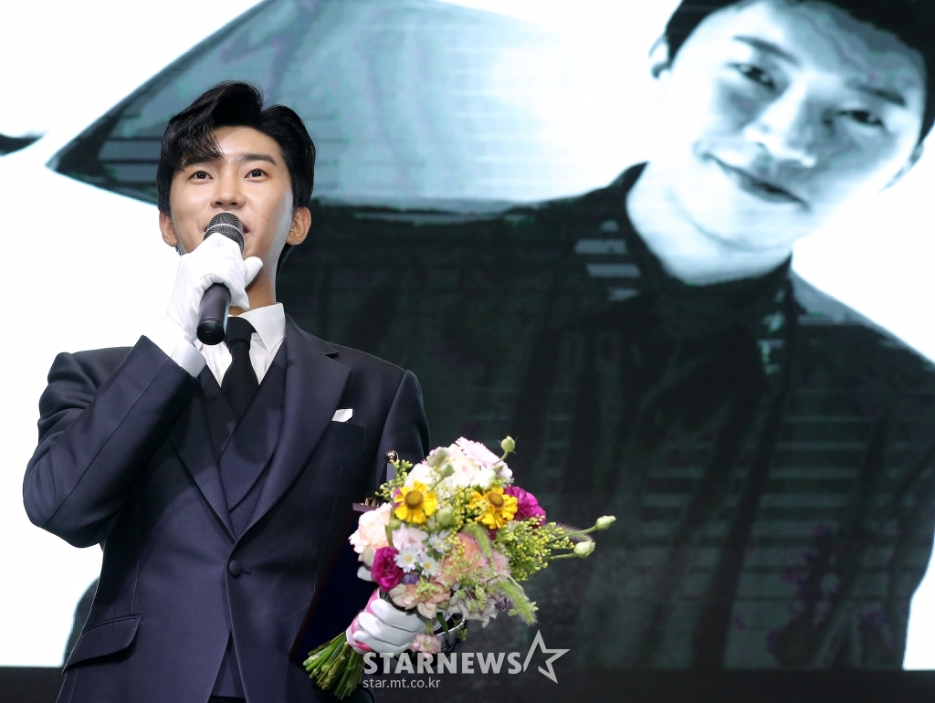 임영웅 &amp;#39;CF스타상 수상했어요&amp;#39;[★포토]