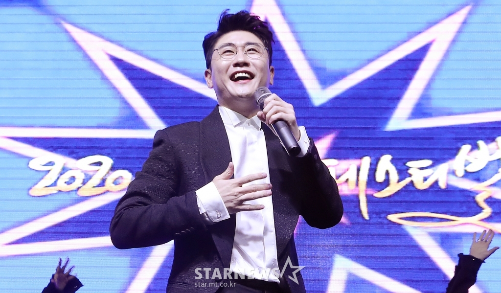 영탁 &amp;#39;완벽한 무대 매너&amp;#39;[★포토]