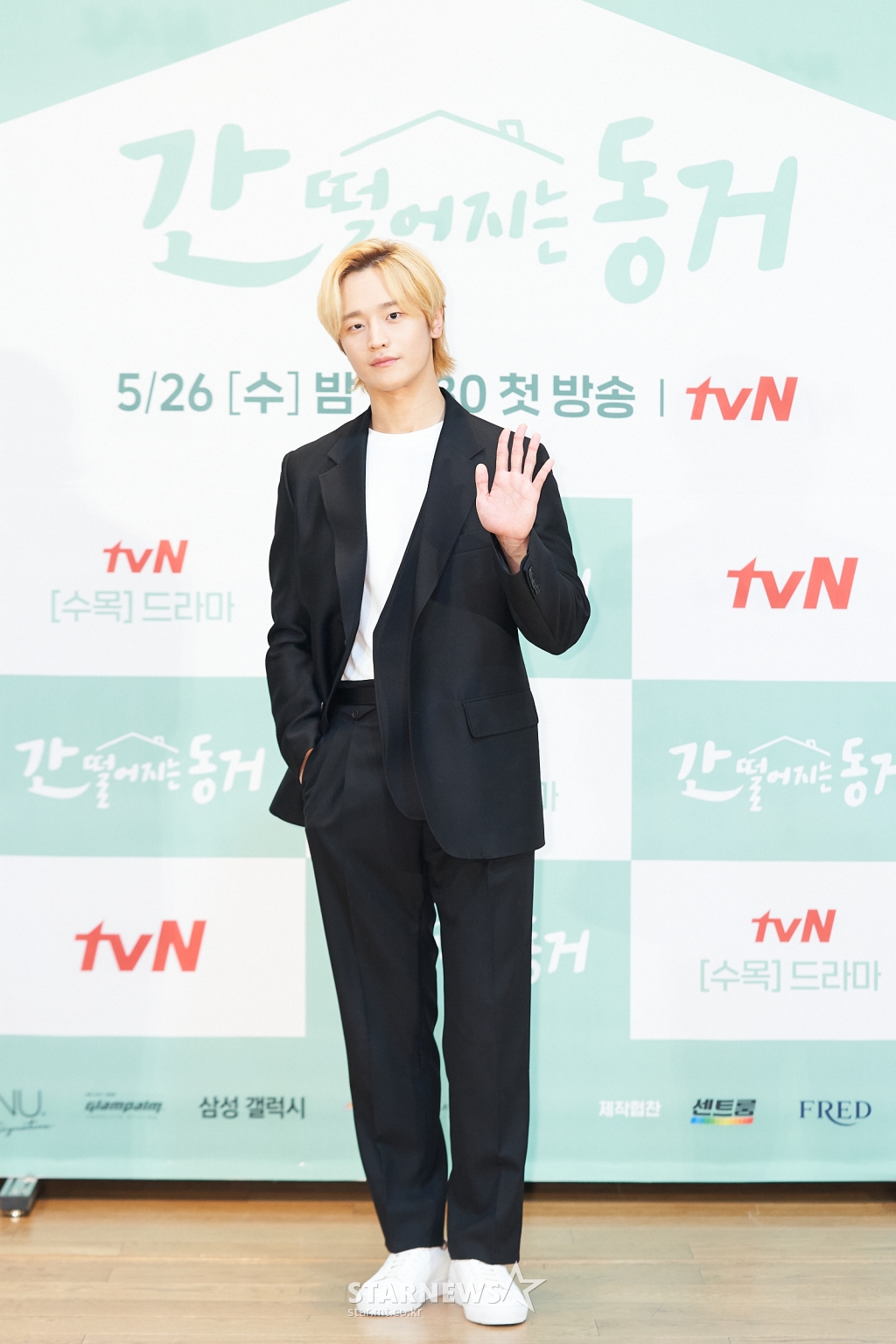 김도완 '시크한 손인사'[★포토]