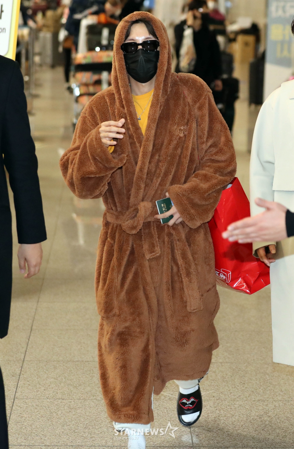 제이홉 '가운차림도 멋짐'[★포토]