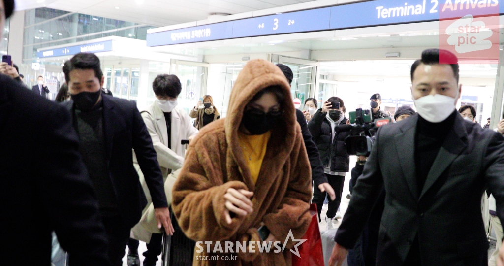 BTS 뷔-제이홉 '개성넘치는 공항스웩!' [영상]