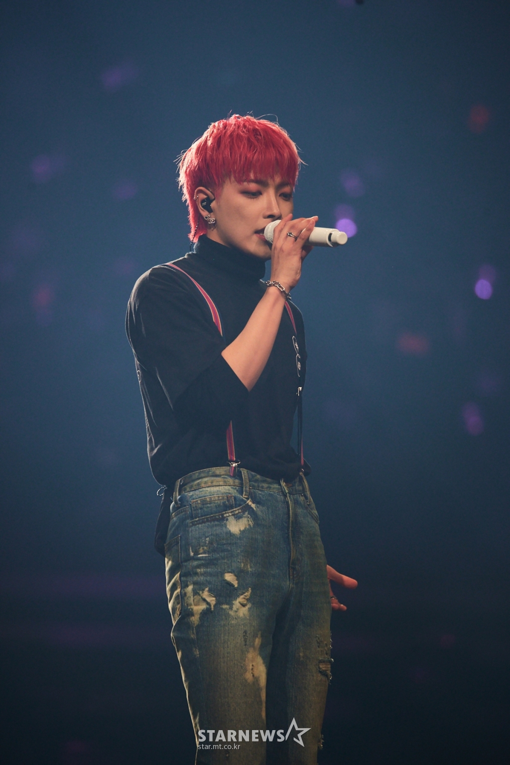 에이티즈 홍중 '정열의 레드'[★포토]