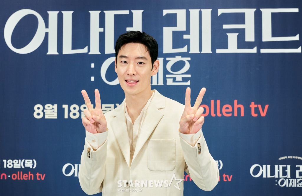 이제훈 &amp;#39;브이도 귀엽게!&amp;#39;[★포토]