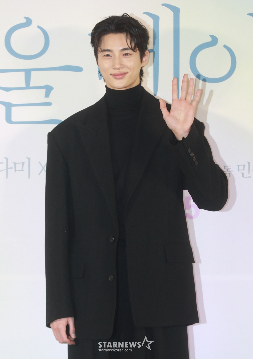 변우석 &amp;#39;여심 잡는 손인사&amp;#39;[★포토]