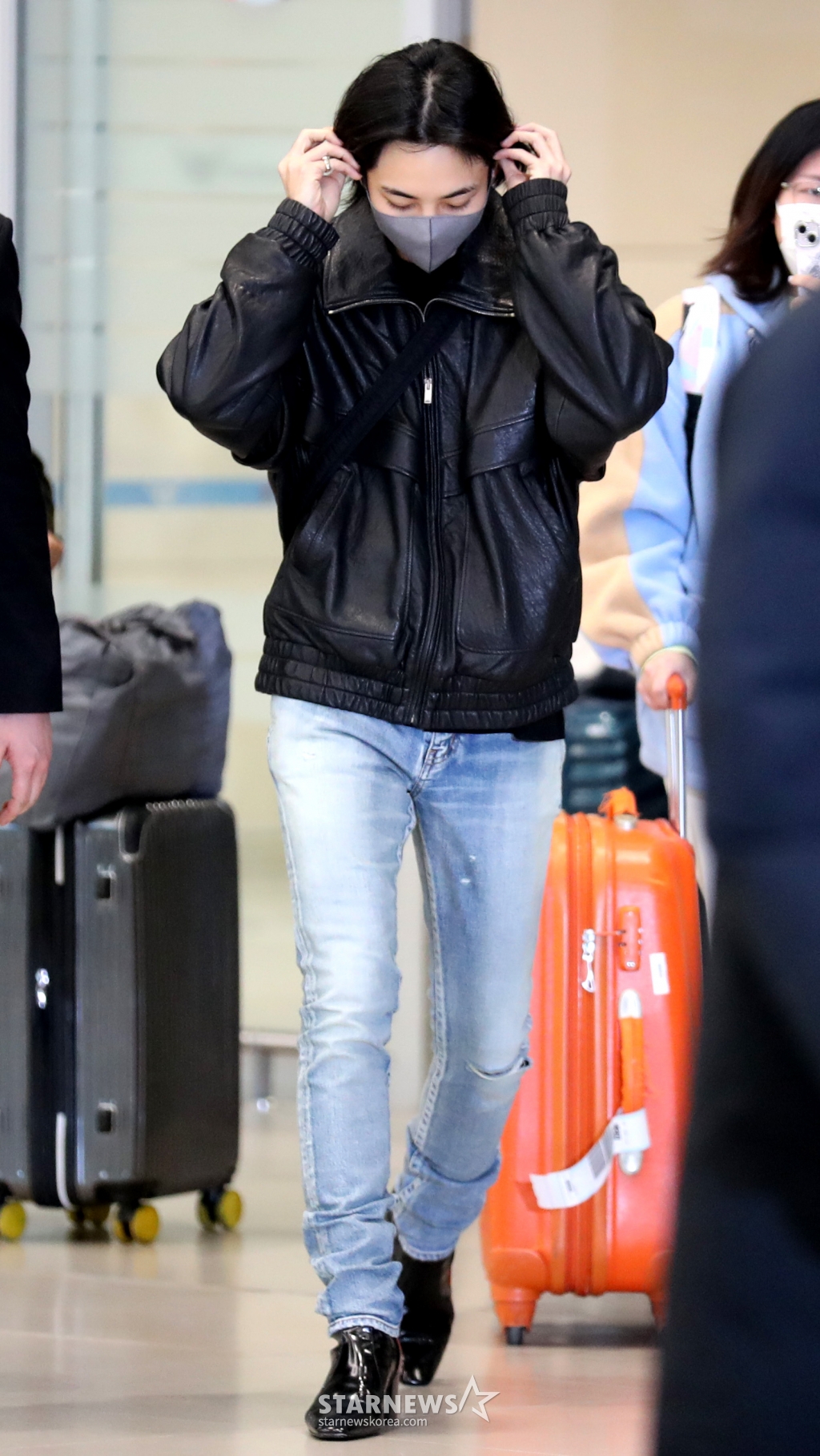 세븐틴 정한 '단발머리 정리부터'[★포토]