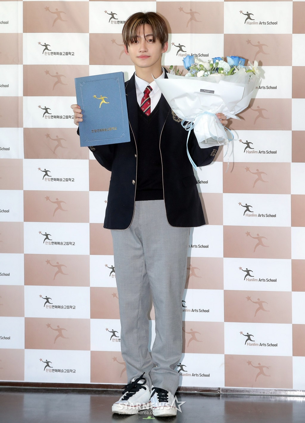 투어스 지훈 '빛나는 졸업장과 함께'[★포토]