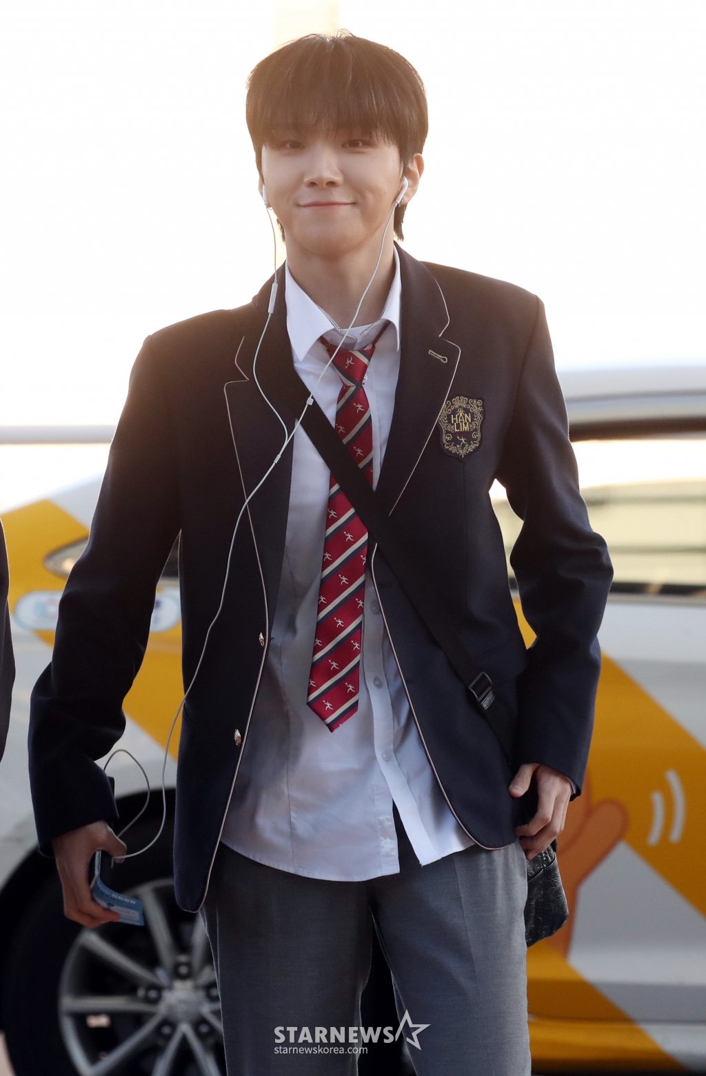 보이넥스트도어 운학 '저 졸업했어요'[★포토]