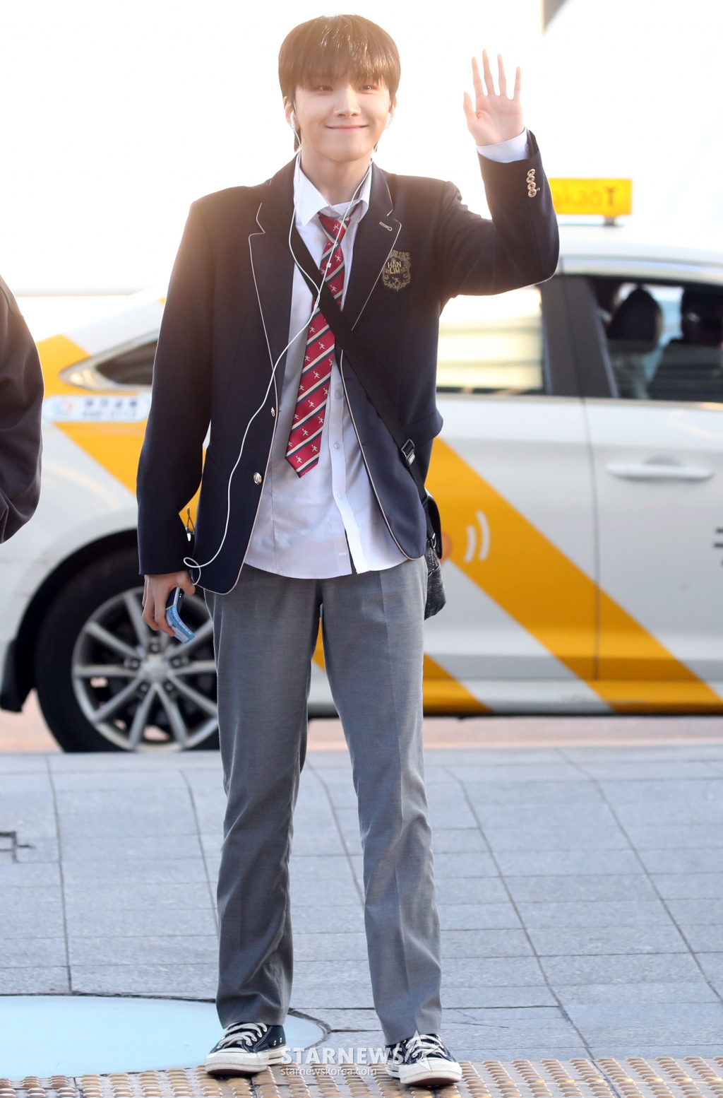 보이넥스트도어 운학 '졸업하고 왔어요'[★포토]