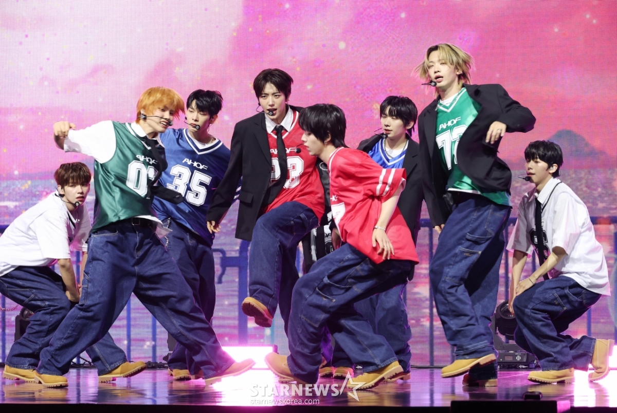 '아홉'소년의 완벽한 데뷔 무대 - 머니투데이