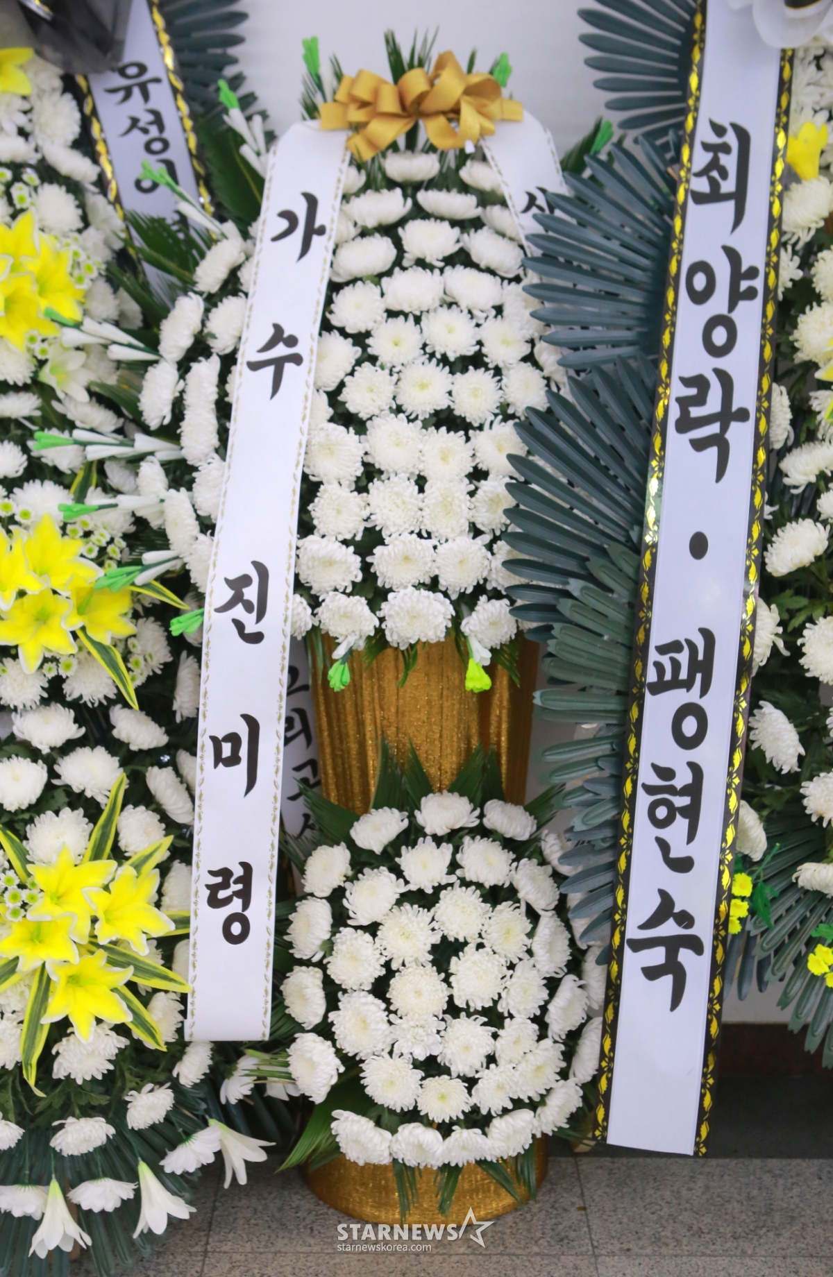 故전유성 빈소에 놓인 진미령이 보낸 조화[★포토]