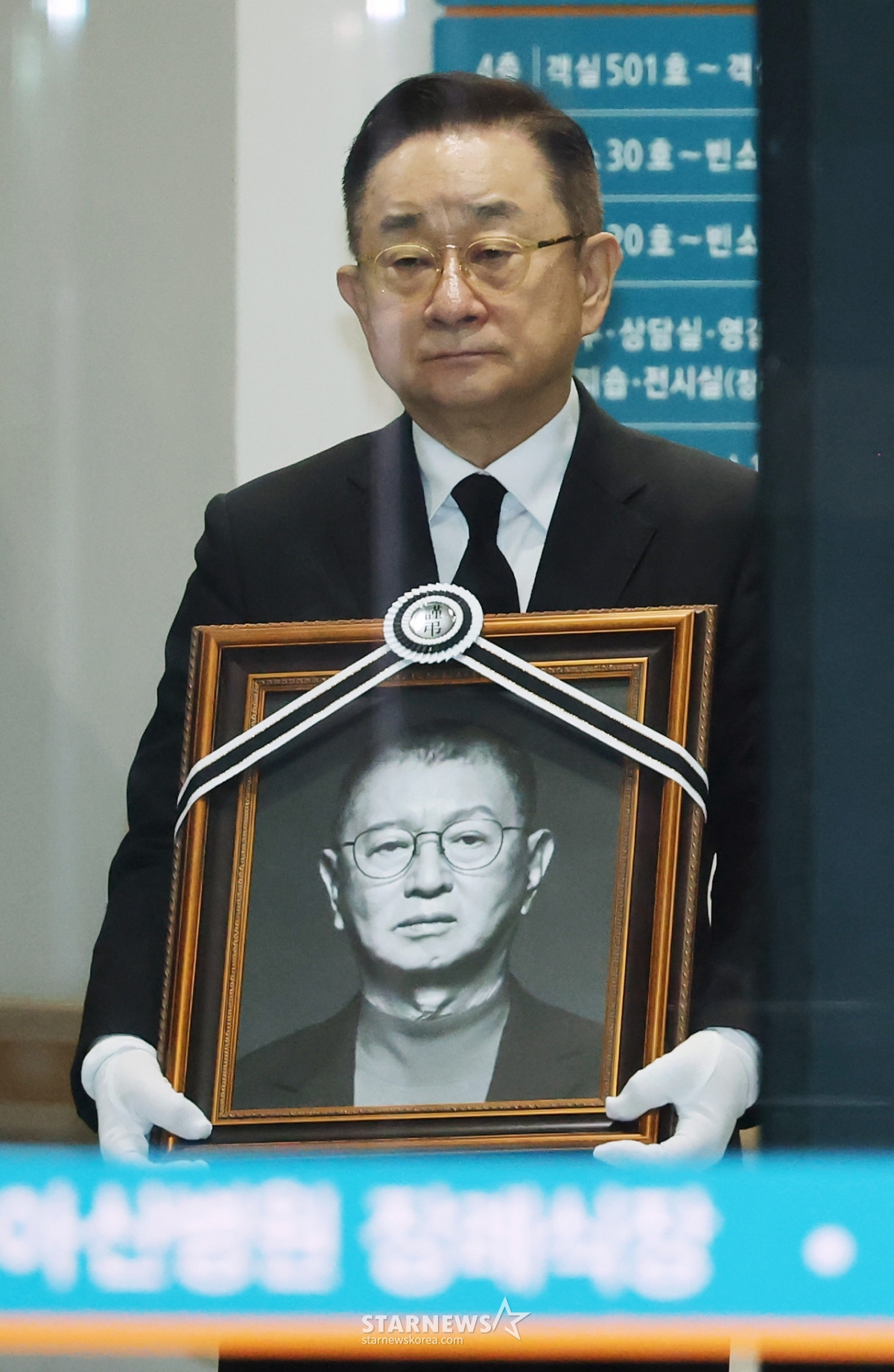 故전유성 발인…슬픔에 잠긴 이홍렬[★포토]