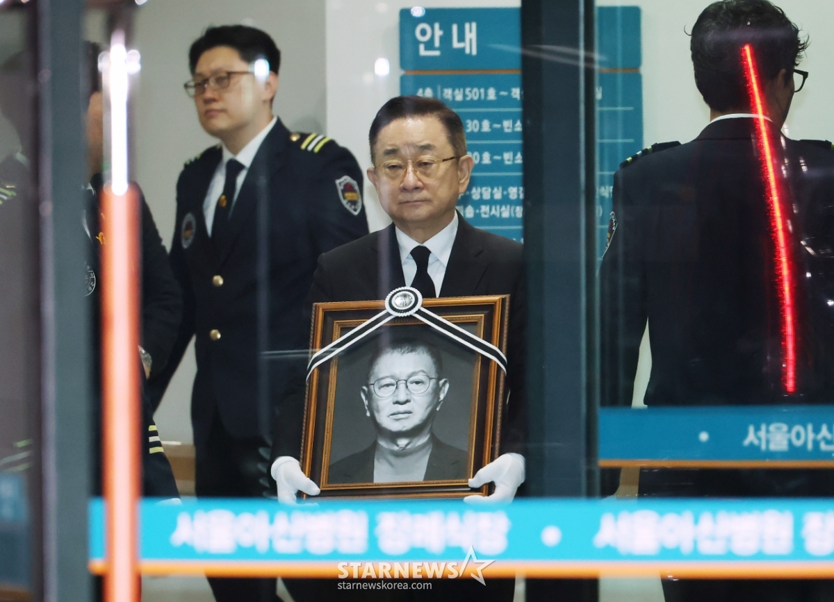 故전유성 영정사진 운구하는 이홍렬[★포토]