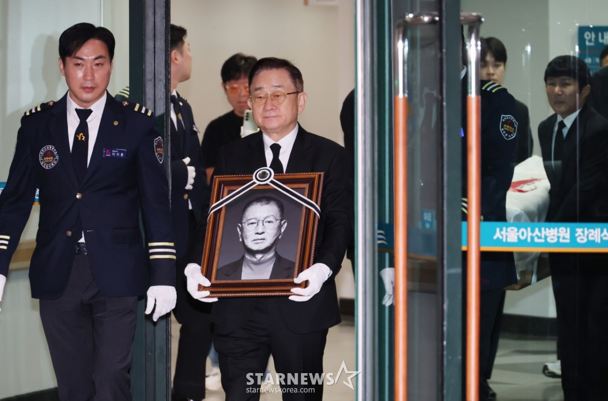 '개그계 대부' 故전유성 발인 엄수[★포토]