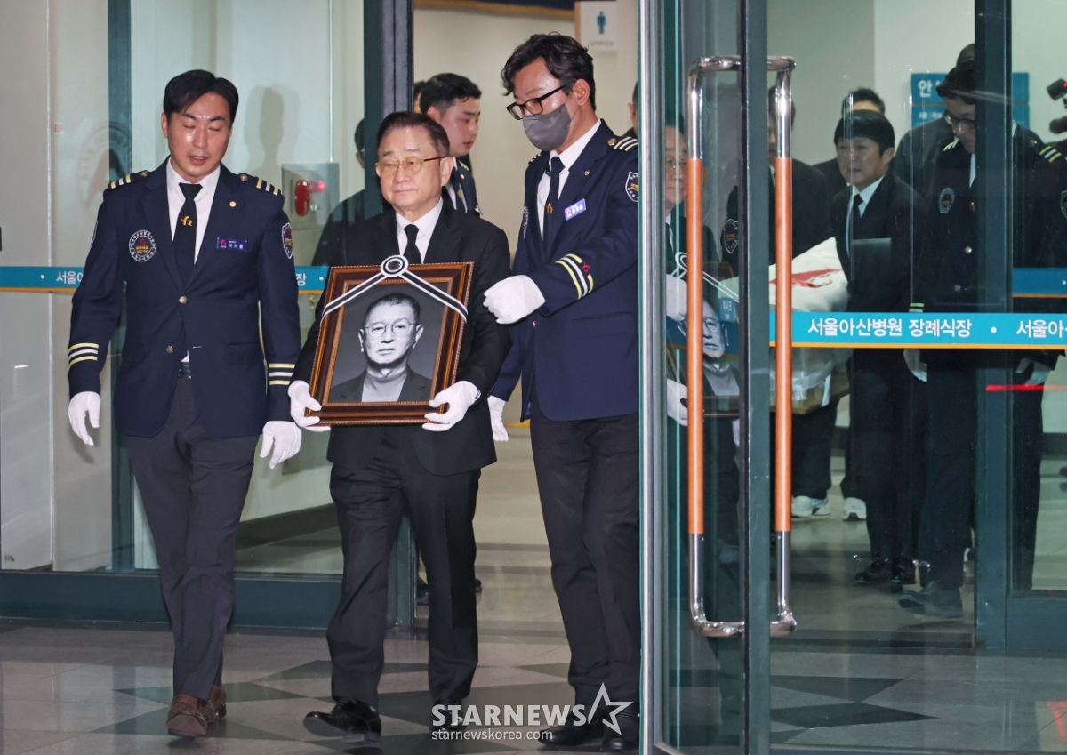 '1호 개그맨' 故전유성 발인 엄수[★포토]