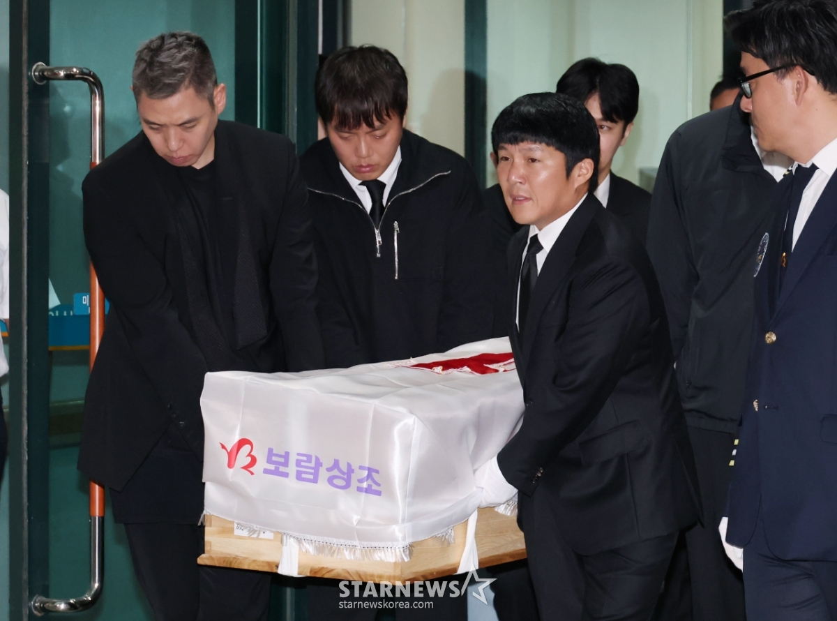 故전유성 운구하는 조세호-이은결[★포토]