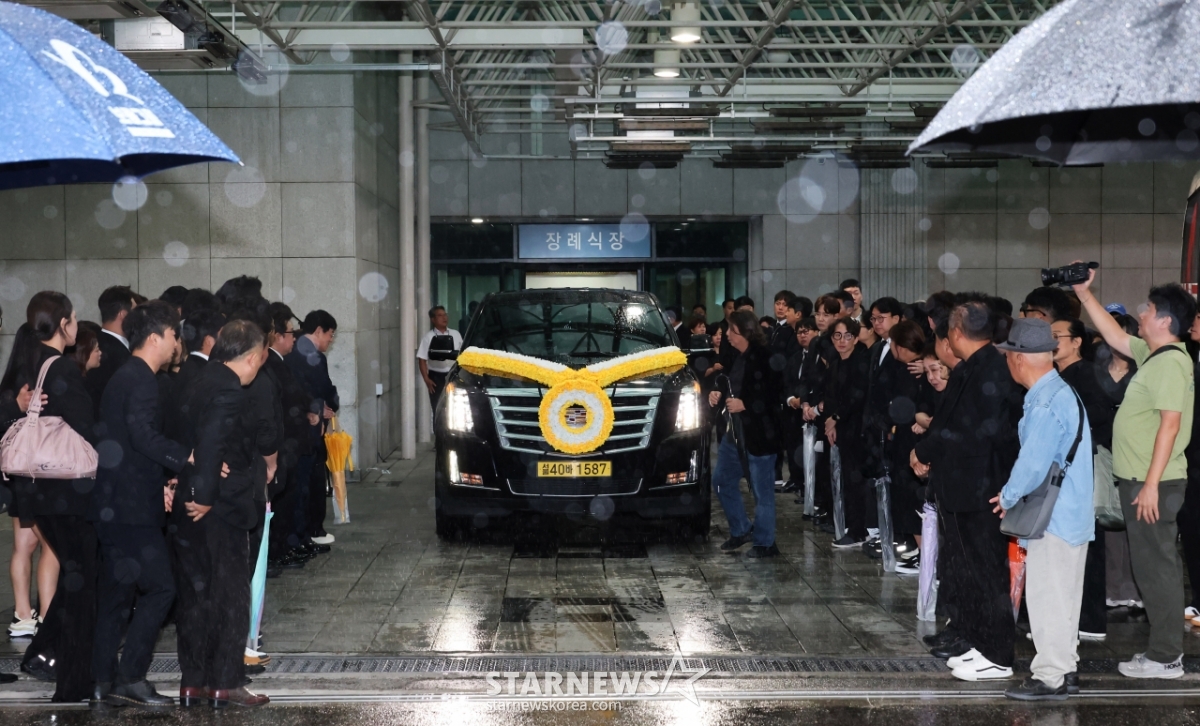 故전유성 발인 '하늘도 울었다'[★포토]