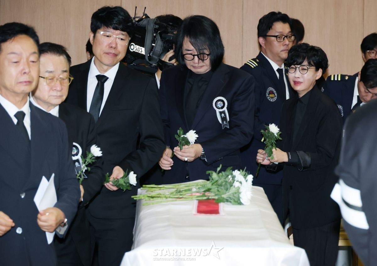 故전유성 영결식 '헌화하는 후배 코미디언들'[★포토]
