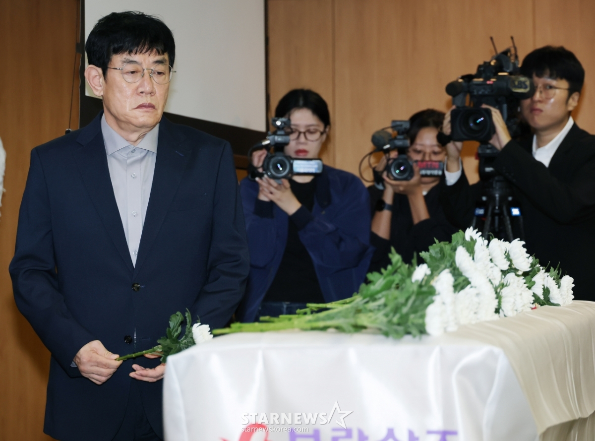 故전유성 영결식 '헌화하는 이경규'[★포토]