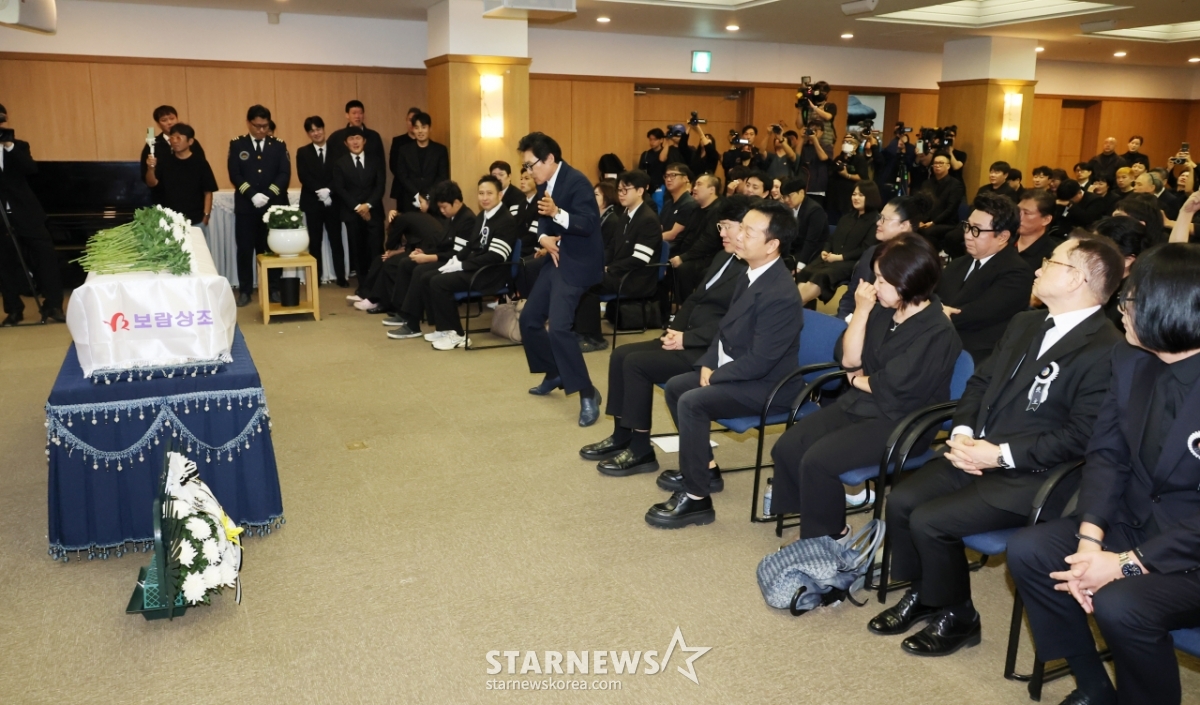 故전유성 영결식 '빠질 수 없는 웃음'[★포토]