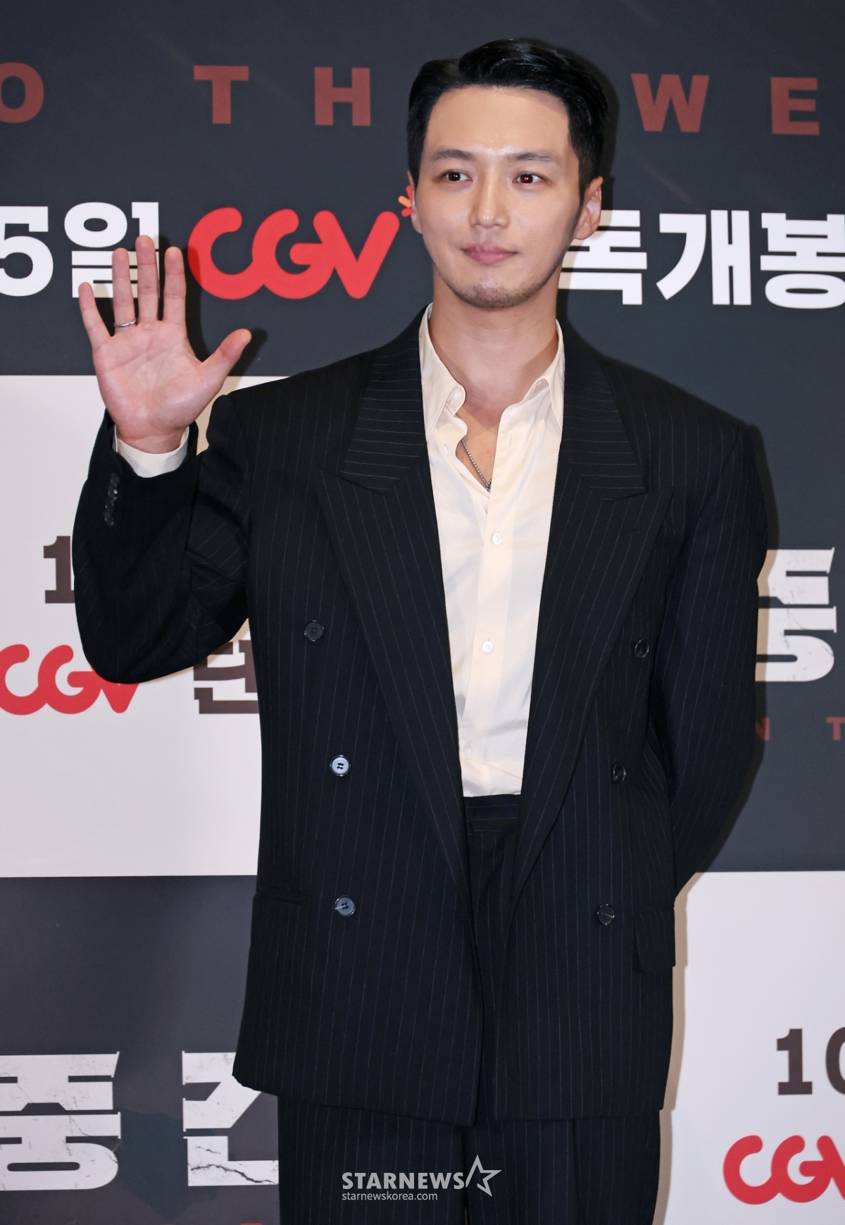 변요한 '시크한 손인사'[★포토]